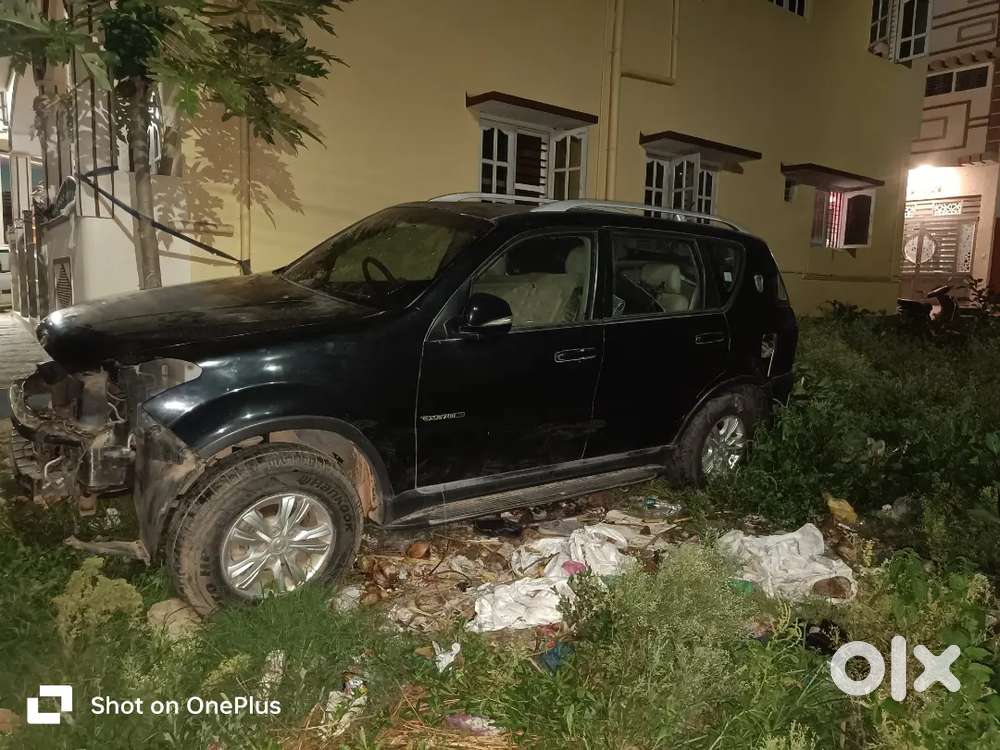 Mahindra Reston Suv