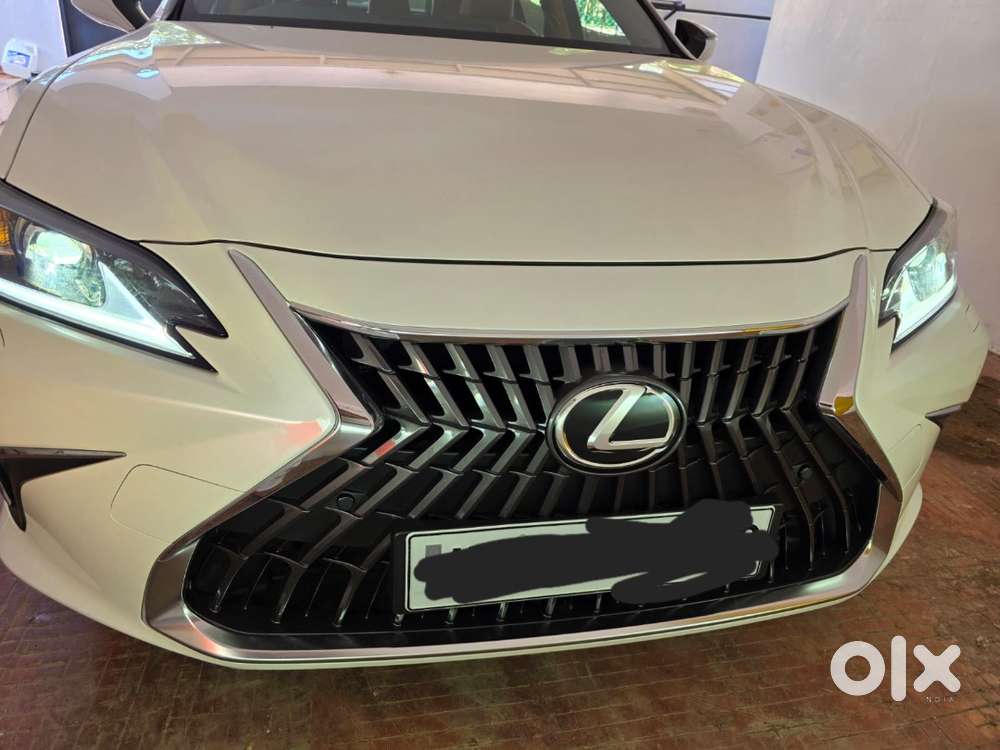2023 Lexus Es 300h  Single Owner  Only 2,500 Km