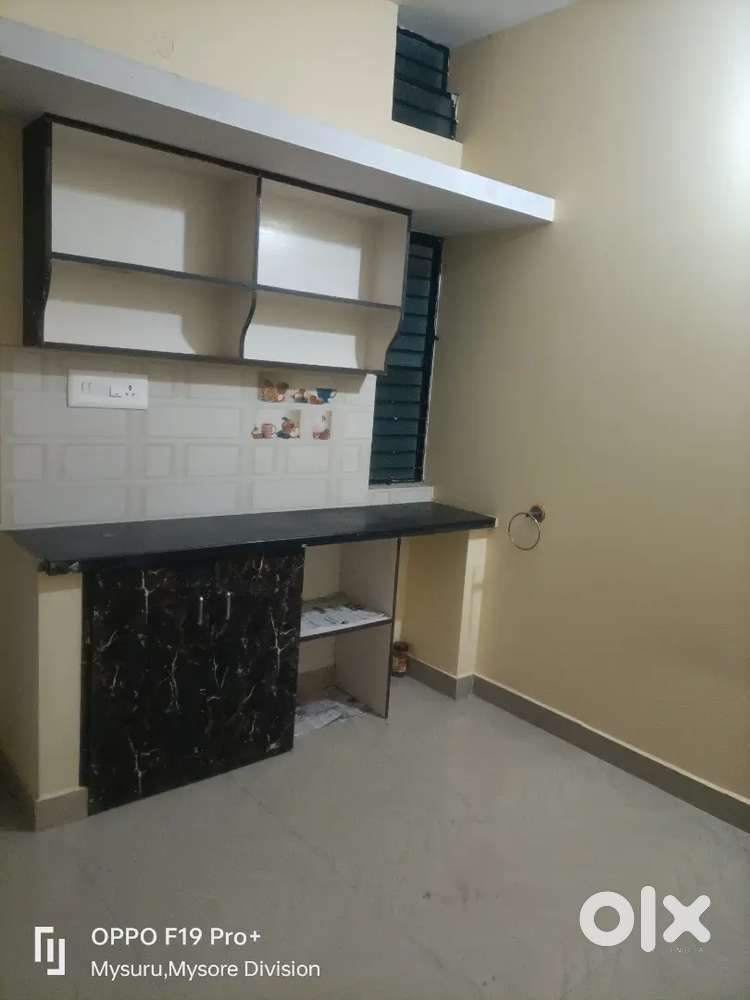 Room for rent with kitchen small geyser near saraswatipuram rent6000