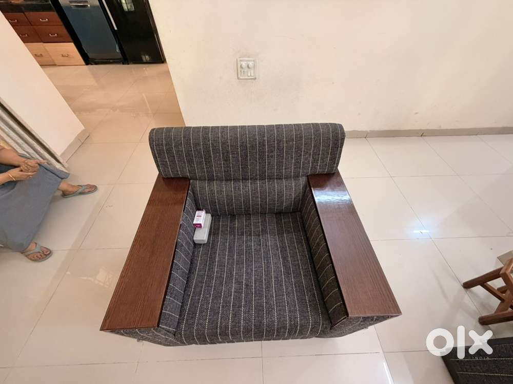 Old Sofa Set 3 + 1 + 1for Sal &ndash; Ekbote Furnitures | ₹25,000