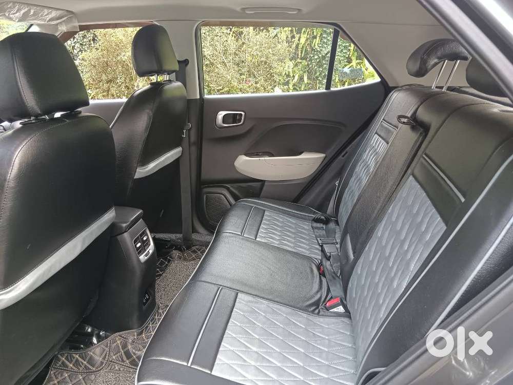 Top Model, Colour Titan Grey, Sun Roof, Blue Link & All Othr Features.