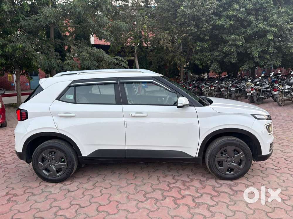 Hyundai Venue Petrol Manual 2025