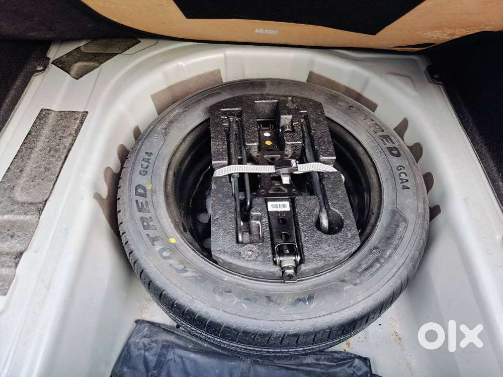 Skoda Slavia Style 1.0l Tsi At, 2023, Petrol