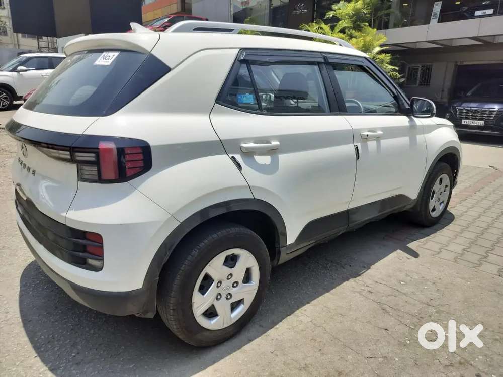 Hyundai Venue 2023 Petrol 33000 Km Driven