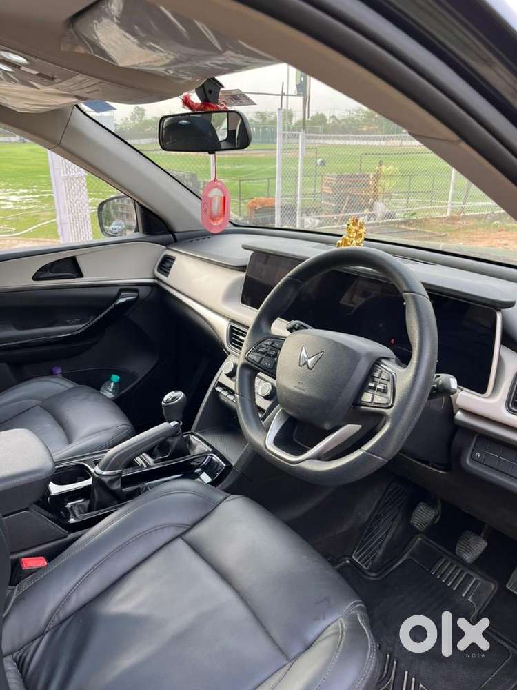 Mahindra Xuv700, Petrol Manual, Midnight Black (dark Blue).