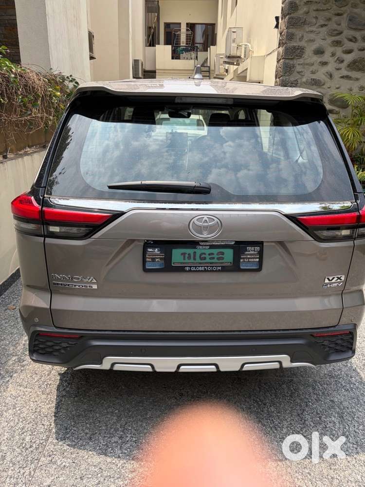 Toyota Innova Hycross 2025 Petrol In Show Room Condition