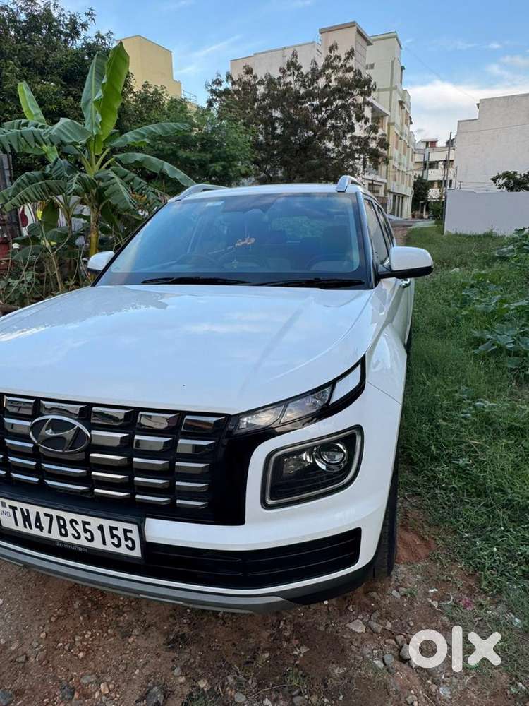 Hyundai Venue 2024 Petrol Well Maintained