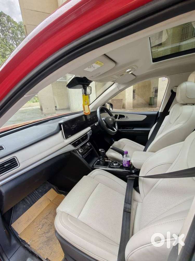 Mahindra Xuv700 2.0 Ax 7 Petrol Mt Str, 2022, Petrol