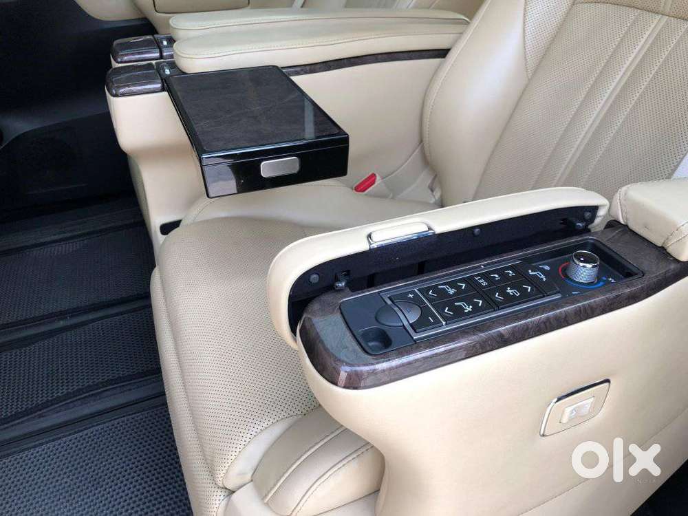 Toyota Vellfire 2.5 Executive Lounge, 2023, Cng & Hybrids