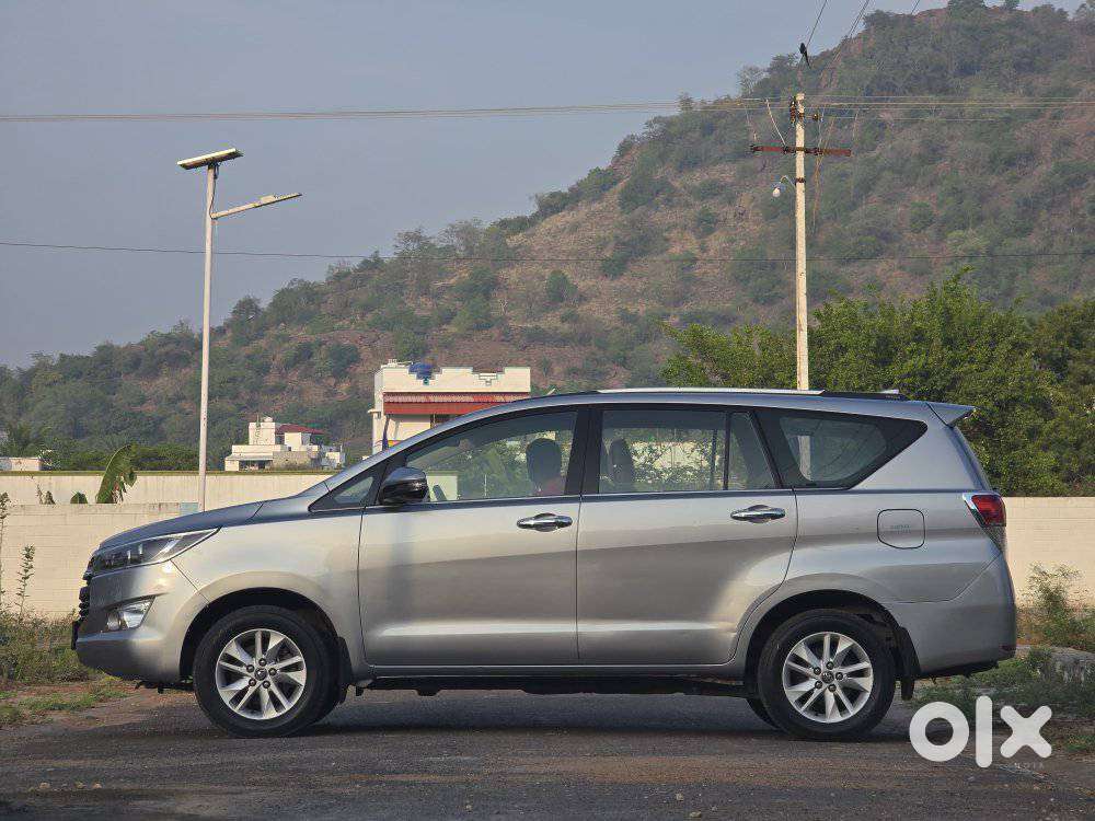 Toyota Innova Crysta 2.4 V 8 Str, 2017, Petrol