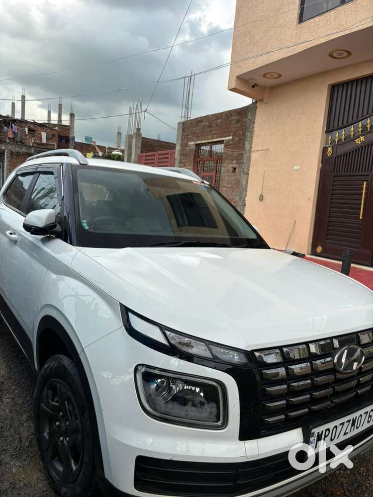 Hyundai Venue 2024 Petrol Well Maintained