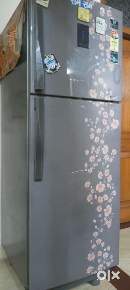 Double door refrigerator