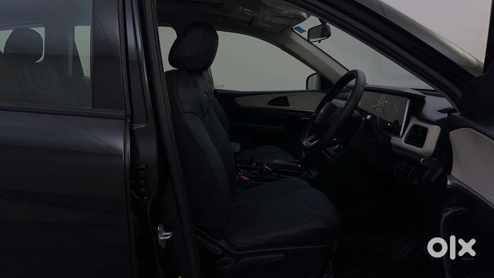 Mahindra Xuv700 2.0 Ax 5 Petrol At Str, 2025, Petrol