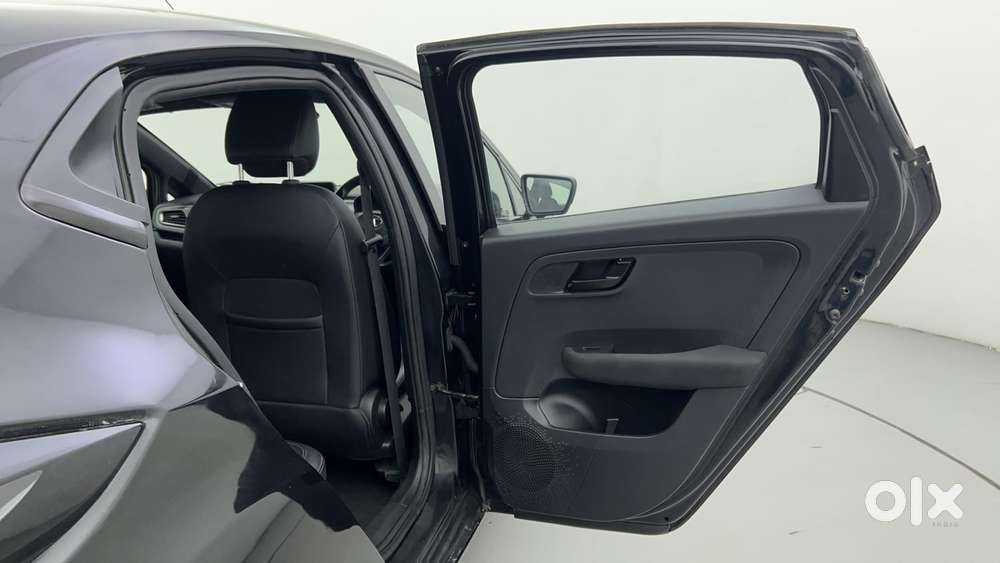 Tata Altroz 1.2 Xza Plus Dark Edition Dct, 2022, Petrol