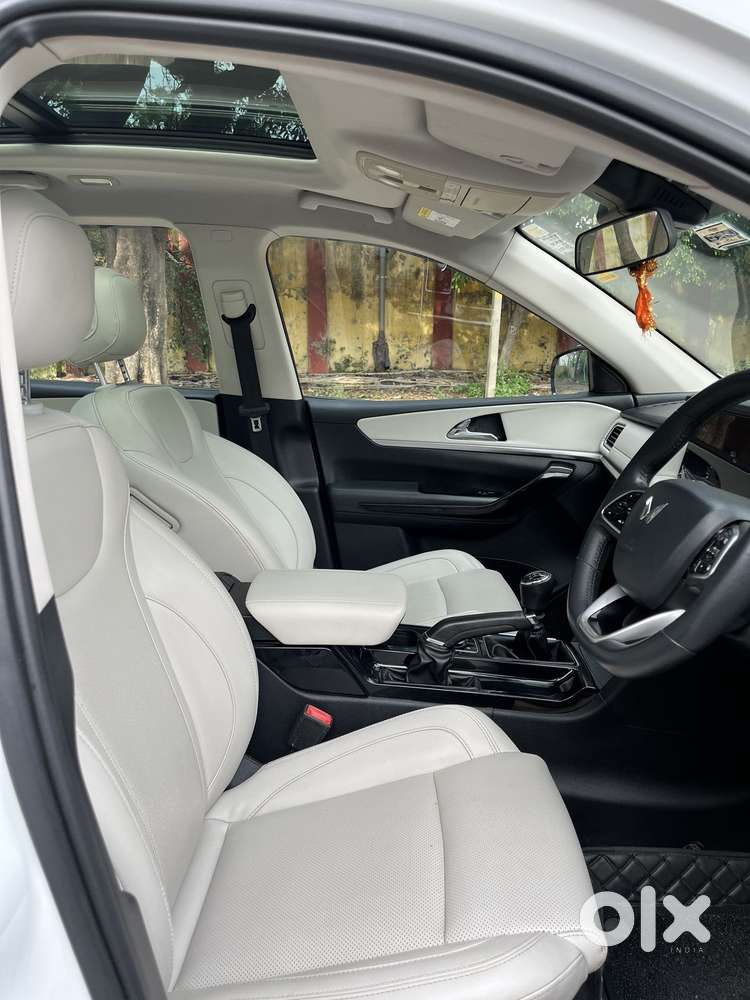 Mahindra Xuv700 2.0 Ax 7 Petrol Mt Str, 2022, Petrol