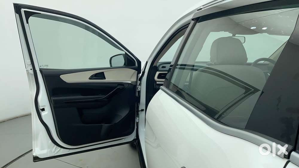 Mahindra Xuv700 2.0 Ax 5 Petrol Mt 7 Str, 2022, Petrol
