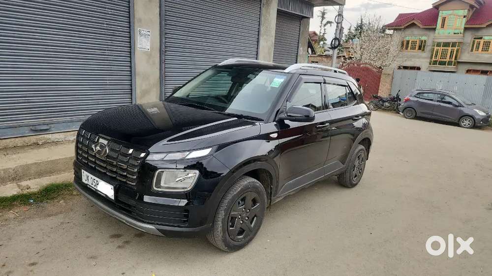 Hyundai Venue 2025 Petrol 6000 Km Driven