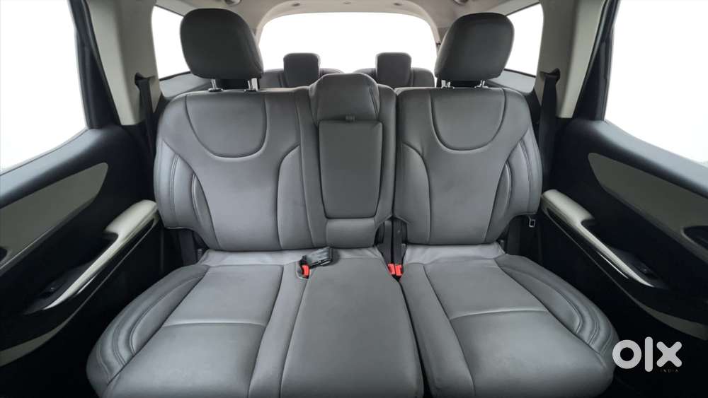 Mahindra Xuv700 2.0 Ax 5 Petrol Mt 7 Str, 2024, Petrol