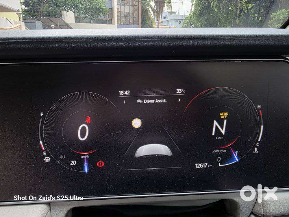 Mahindra Xuv700 2.0 Ax 7 Petrol Mt Str, 2025, Petrol