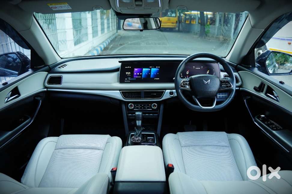 Mahindra Xuv700 2.0 Ax 7 Petrol At Luxury Pack Str, 2024, Petrol