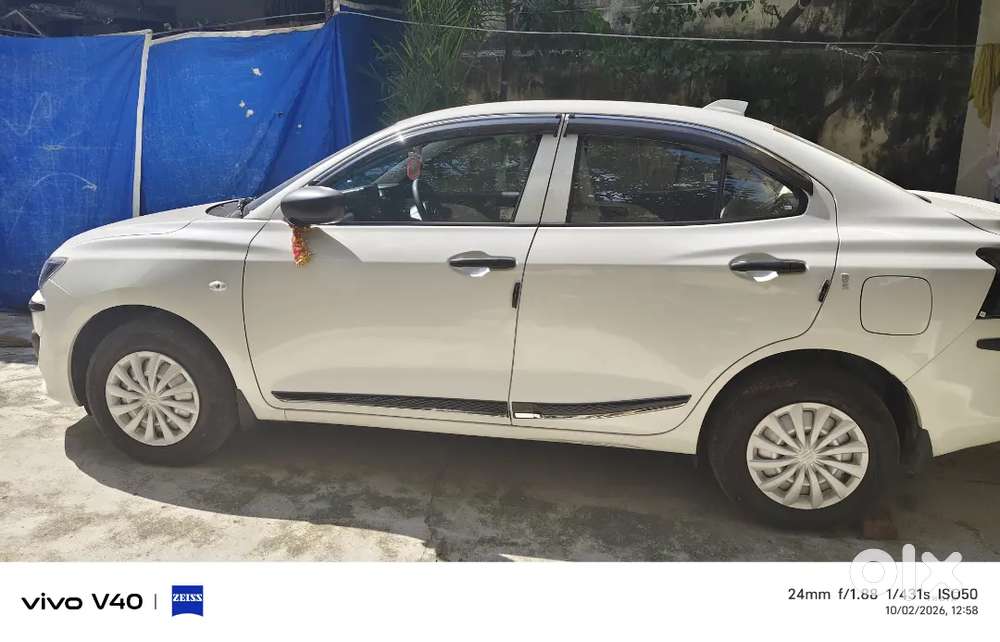 Minor Scratch Hai Left Side Door Ke Nicche Lga Hua Hai .