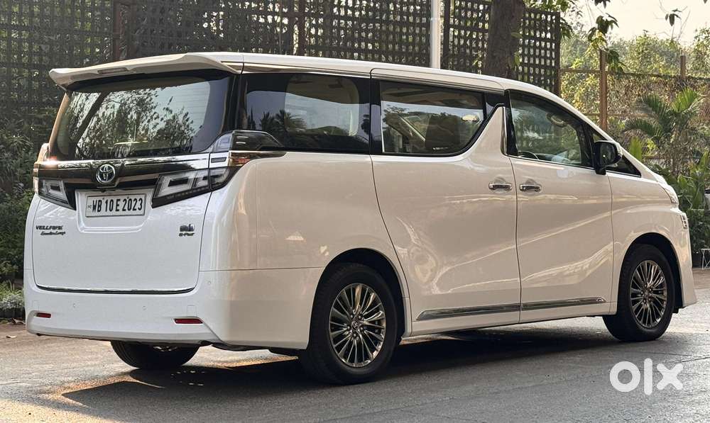 Toyota Vellfire 2.5 Executive Lounge, 2023, Cng & Hybrids