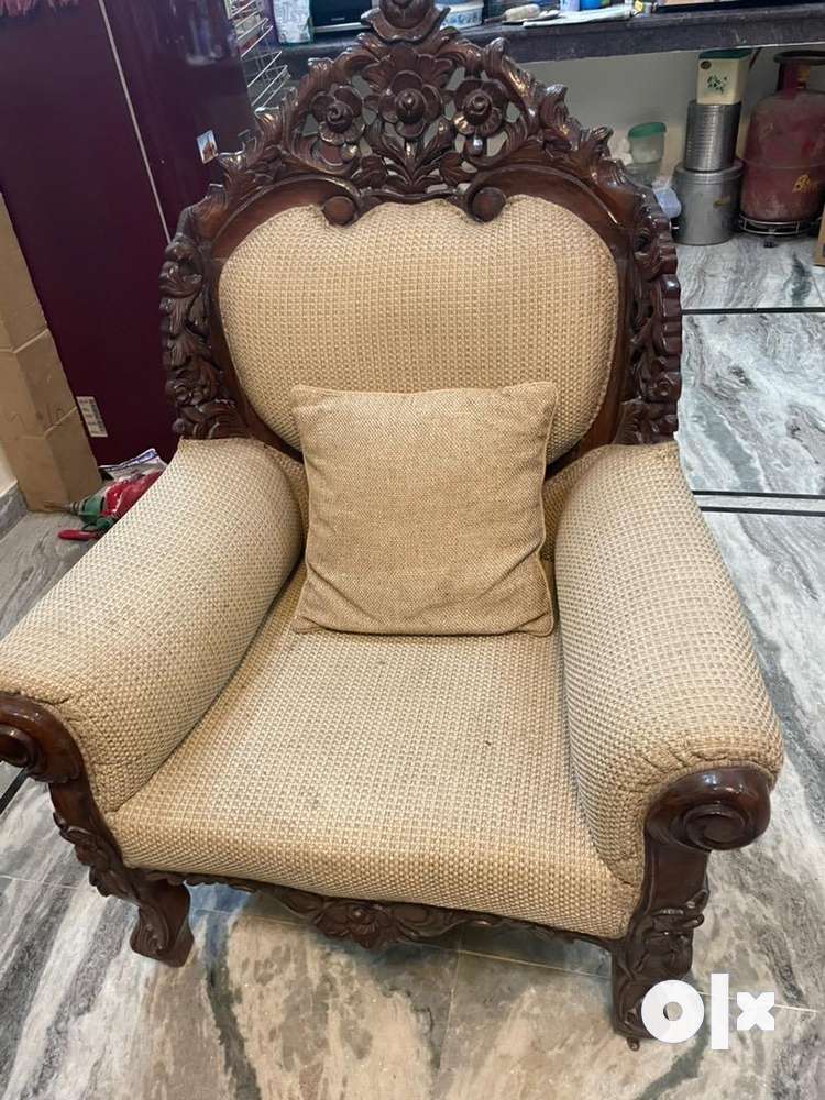 Maharaja best sale chair olx