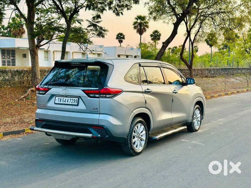 Toyota Innova Hycross