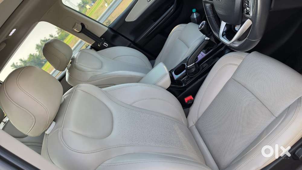 Mahindra Xuv700 2.0 Ax 7 Petrol Mt Str, 2021, Petrol
