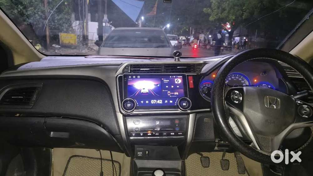 Well Maintained Car With 25+ Average