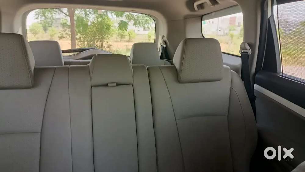 Mahindra Marazzo White M 8 Top Model
