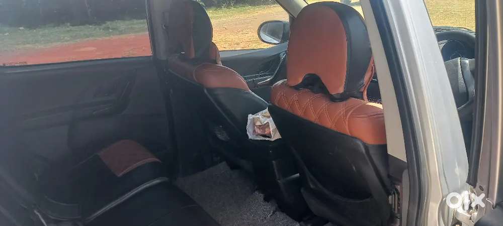 महिंद्रा Xuv 500 फोर व्हीलर