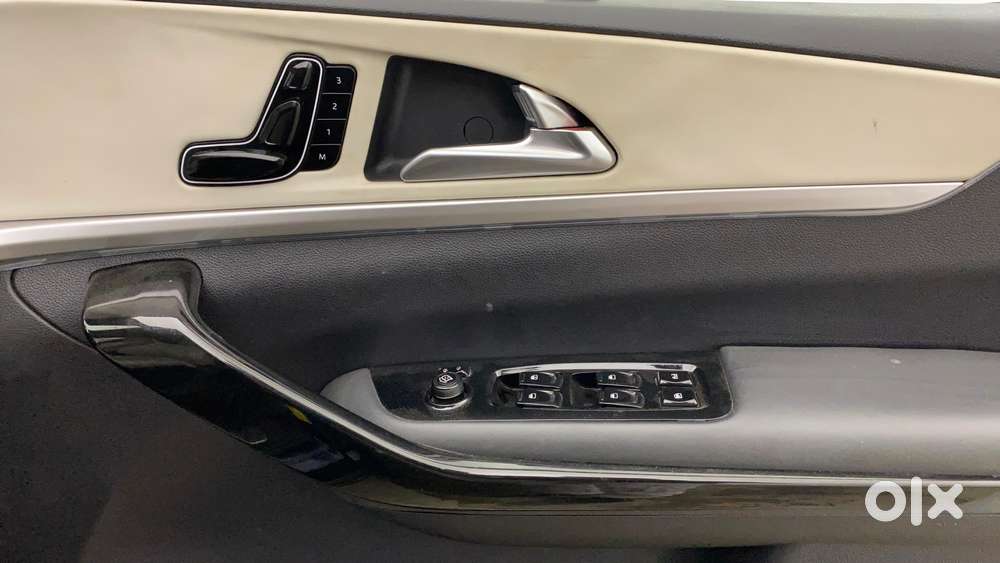 Mahindra Xuv700 2.0 Ax 7 Petrol At Str, 2022, Petrol