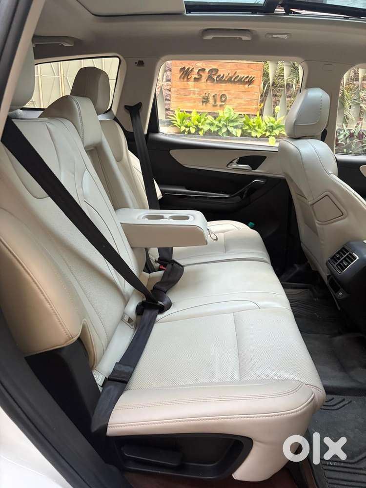 Mahindra Xuv700 2.0 Ax 7 Petrol Mt Str, 2025, Petrol