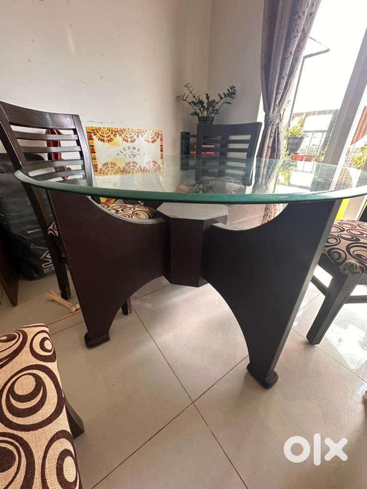 4 seaters dinning table with 3 chairs