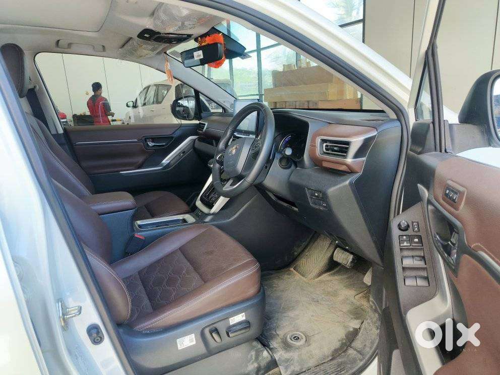 Toyota Innova Hycross 2.0 Zx Hybrid 7 Str, 2025, Petrol