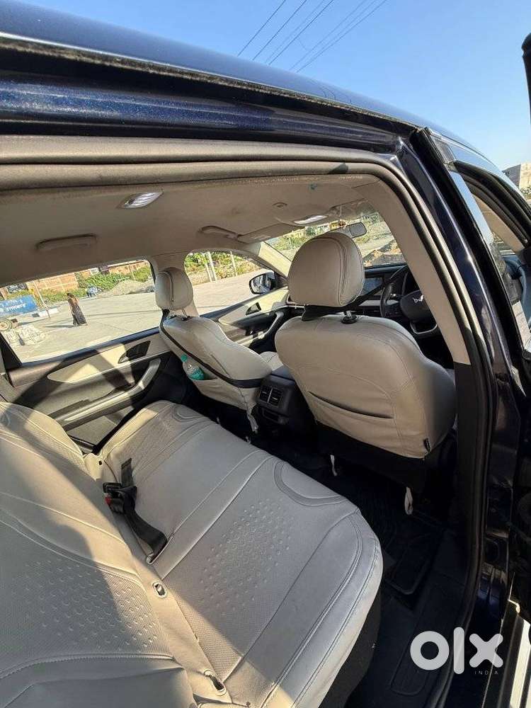 Mahindra Xuv700 2.0 Mx Petrol Mt 5 Str, 2022, Petrol
