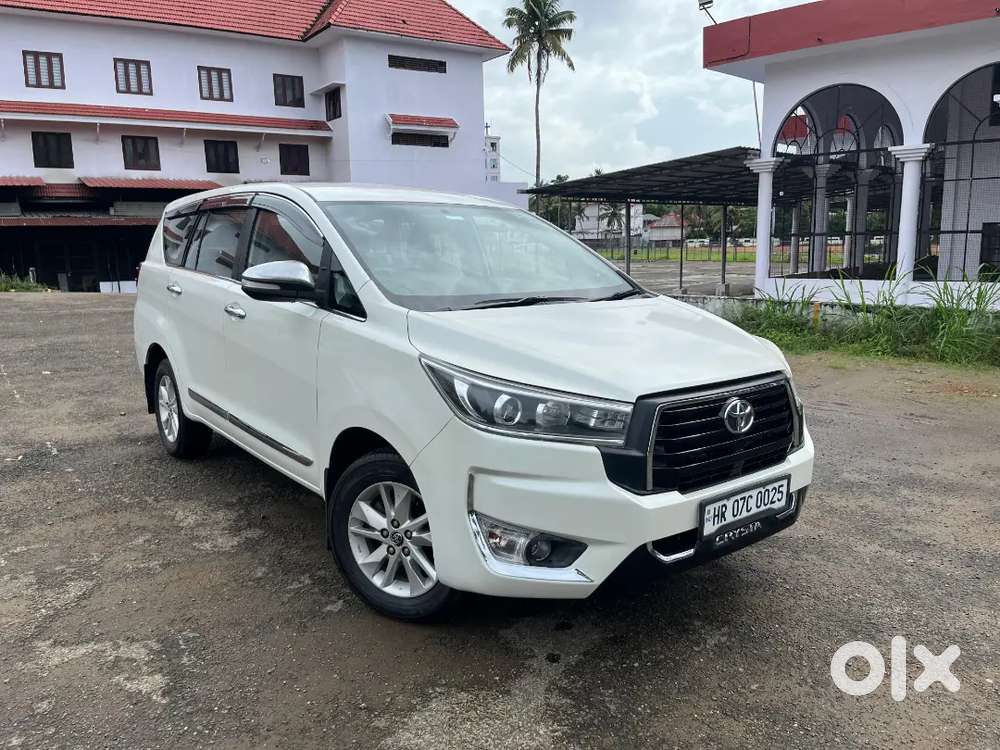 Innova Crysta 2016 V Well Maintained