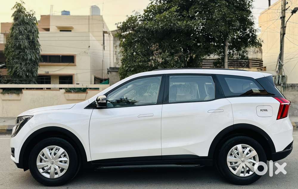 Mahindra Xuv700 2.0 Mx Petrol Mt 5 Str, 2023, Petrol