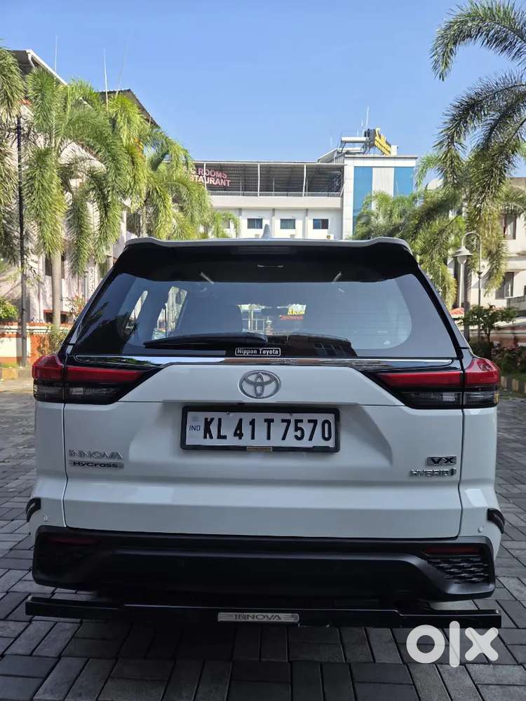 Toyota Innova Hycross