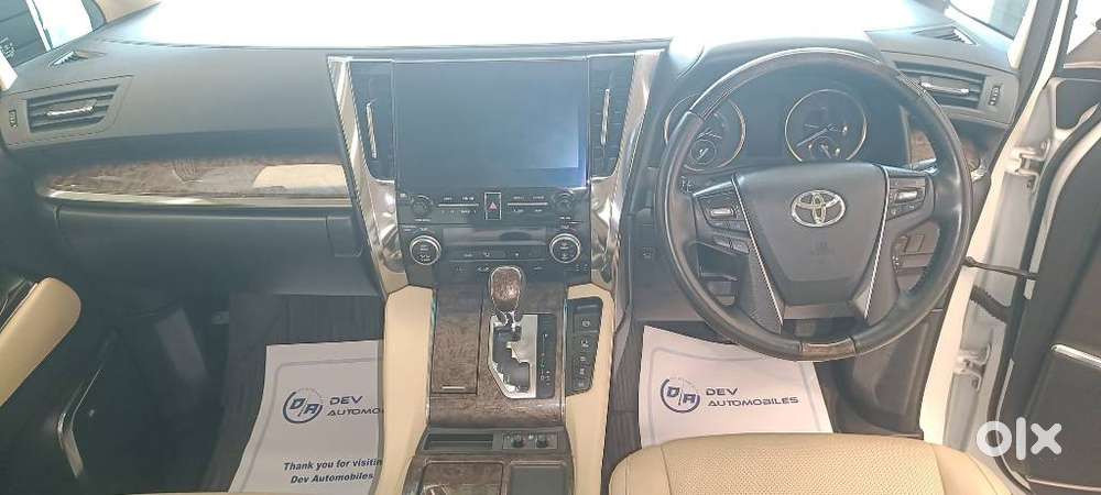 Toyota Vellfire 2.5 Executive Lounge, 2021, Cng & Hybrids