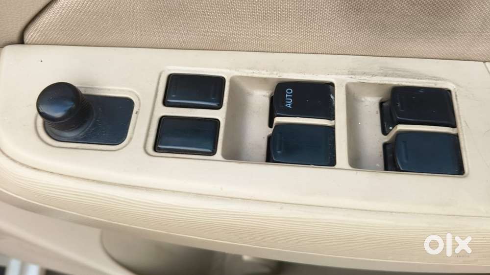 Maruti Suzuki Swift Dzire Amt Vxi, 2017, Petrol