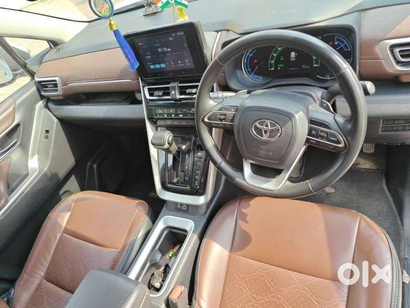 Toyota Innova Hycross