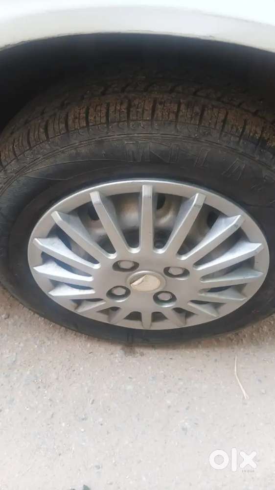 गाड़ी गुड कंडीशन में है चारू टायर नये