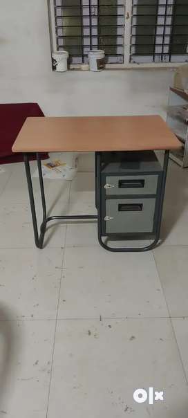 Table with store drawers olx