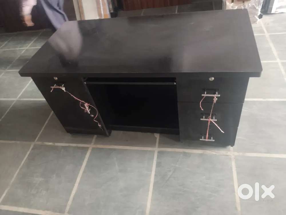 18 mm plywood ka office table hai 5 * 2,5, fit home delivery free
