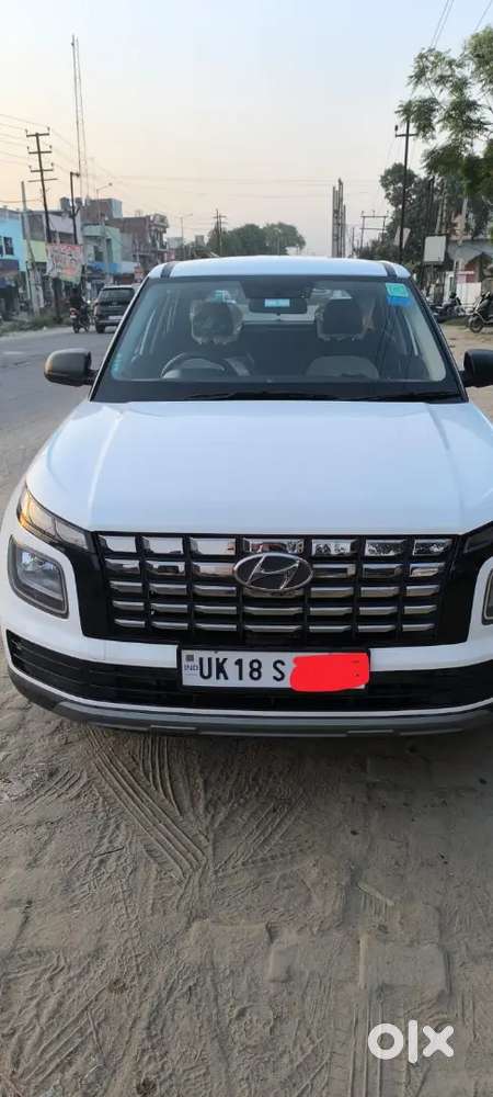 Hyundai Venue 2022 Petrol 6151 Km Driven