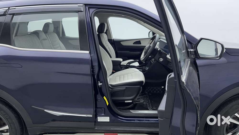 Mahindra Xuv700 2.2 Ax 5 Diesel At 7 Str, 2022, Diesel