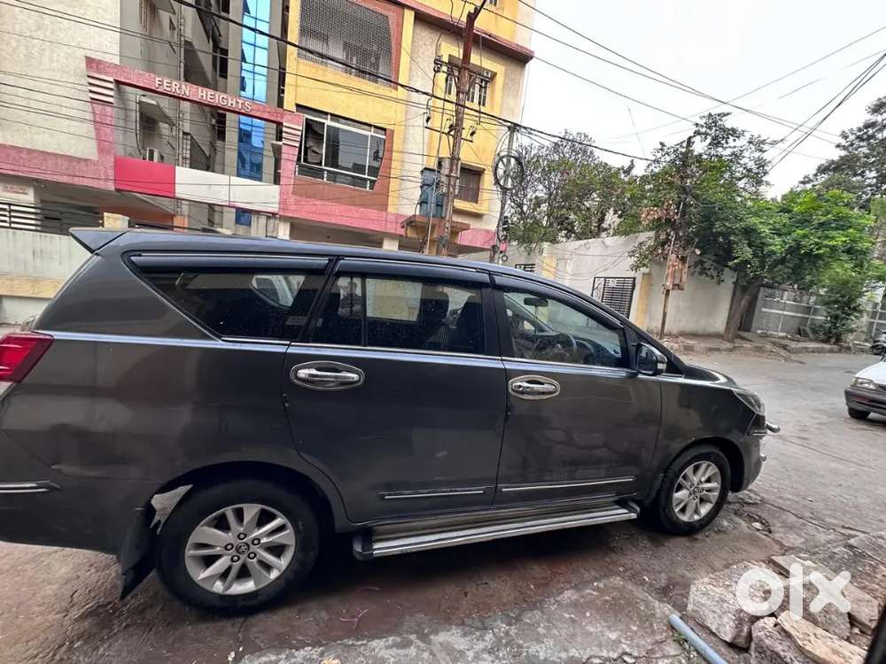 Innova Crysta 2.4 G 8 Seater