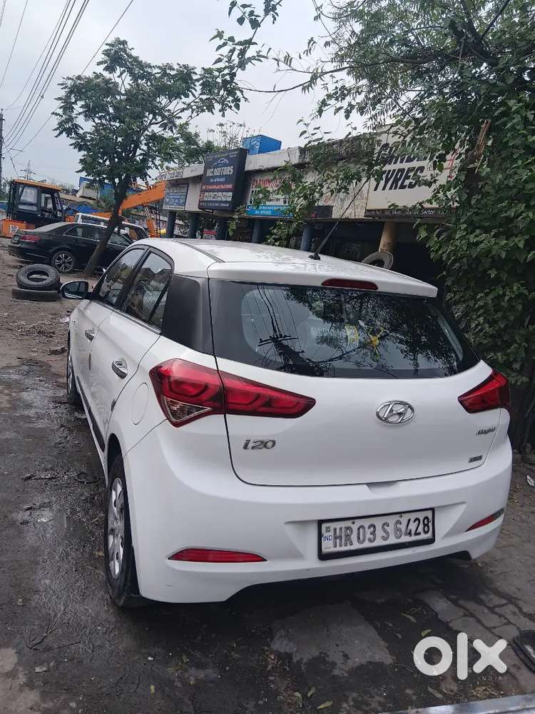 Price 350000/-hyundai I20 Magna 2015